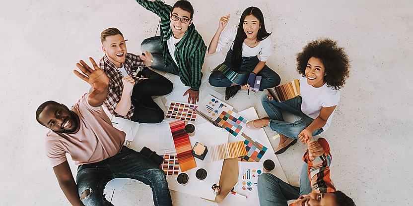 pessoas sendo criativas utilizando inteligência artificial