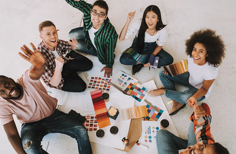 pessoas sendo criativas utilizando inteligência artificial